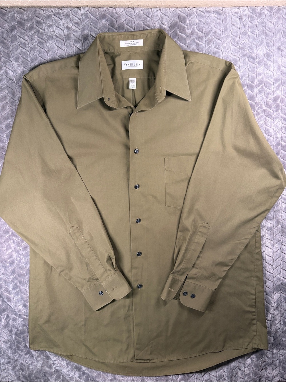 EUC Van Heusen Olive LS Shirt in Olive Green size Large